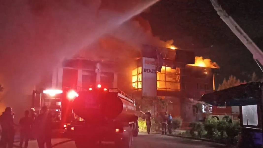 Sakarya’da kozmetik fabrikasında yangın - Resim: 8